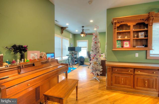 10 LINDEN RD, Bordentown, NJ 08505