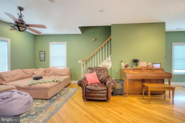 10 LINDEN RD, Bordentown, NJ 08505