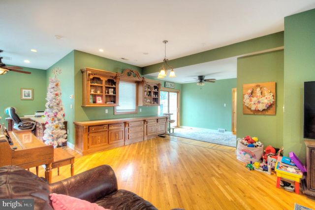 10 LINDEN RD, Bordentown, NJ 08505