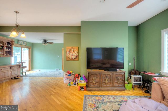 10 LINDEN RD, Bordentown, NJ 08505