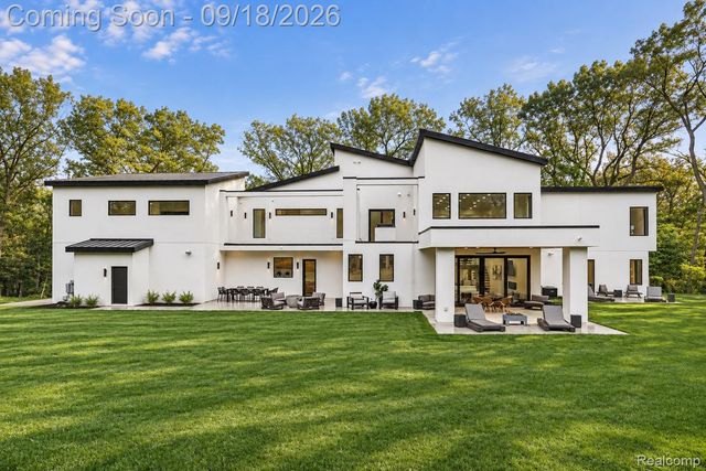 1715 Lone Pine Road, Bloomfield Charter Township, MI 48302