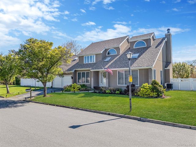 810 Anthony Drive, Lindenhurst, NY 11757