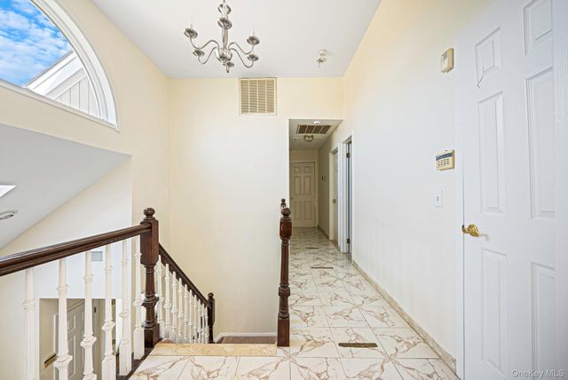 810 Anthony Drive, Lindenhurst, NY 11757