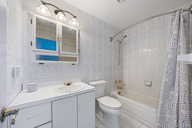 810 Anthony Drive, Lindenhurst, NY 11757