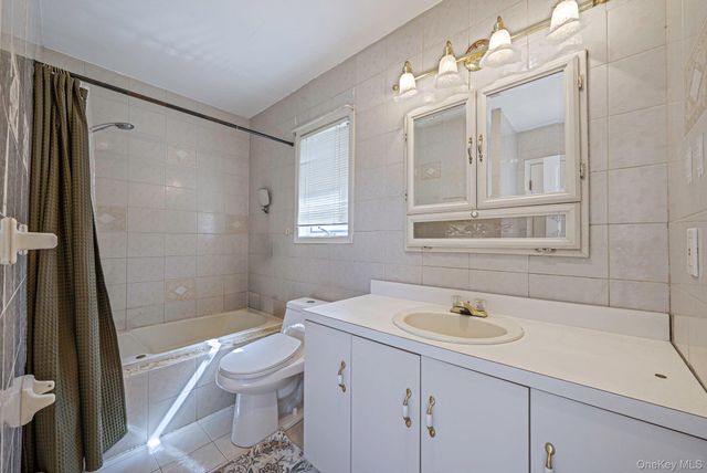 810 Anthony Drive, Lindenhurst, NY 11757