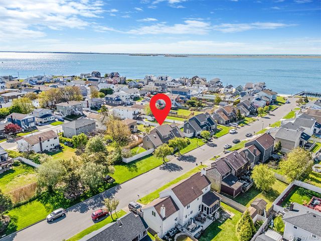 810 Anthony Drive, Lindenhurst, NY 11757