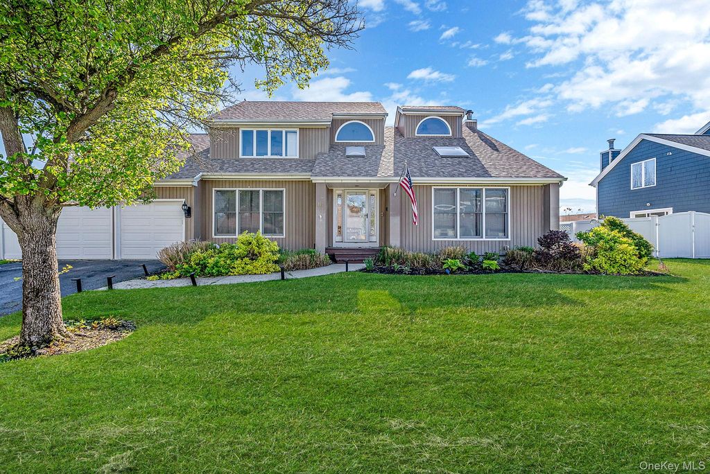 810 Anthony Drive, Lindenhurst, NY 11757