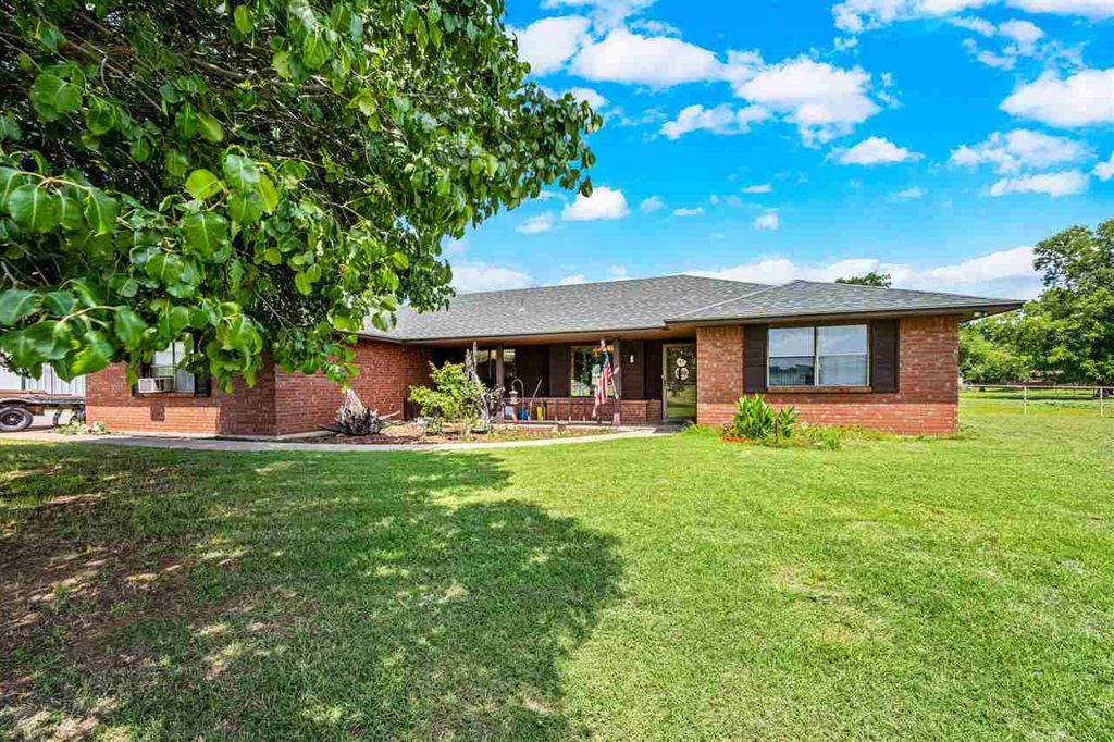 212 NW Holsey Ln, Indiahoma, OK 73552