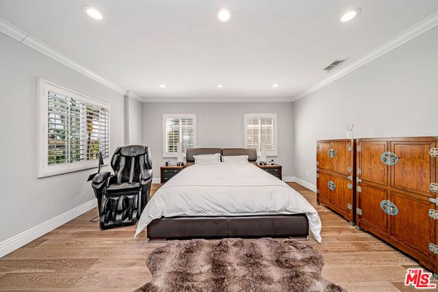 681 S Bronson Avenue, Los Angeles, CA 90005