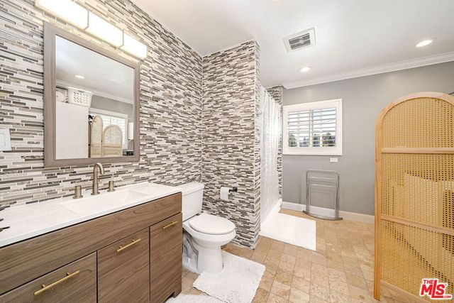 681 S Bronson Avenue, Los Angeles, CA 90005