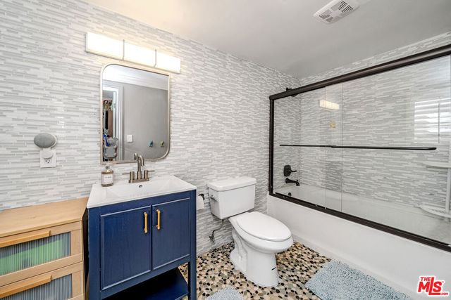 681 S Bronson Avenue, Los Angeles, CA 90005