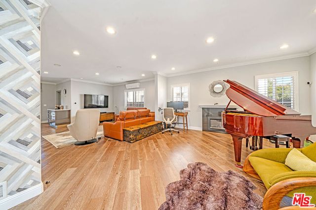 681 S Bronson Avenue, Los Angeles, CA 90005
