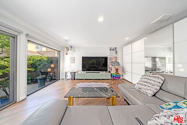 681 S Bronson Avenue, Los Angeles, CA 90005