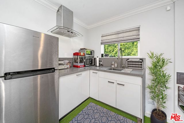 681 S Bronson Avenue, Los Angeles, CA 90005