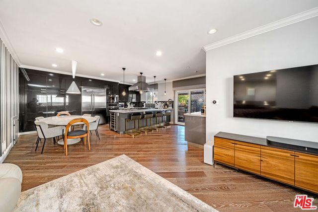 681 S Bronson Avenue, Los Angeles, CA 90005