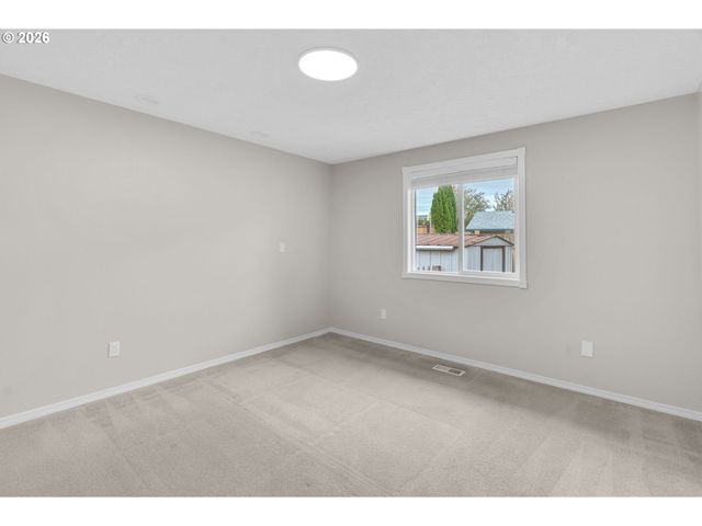 2203 Sw LARSSON Ave, Troutdale, OR 97060