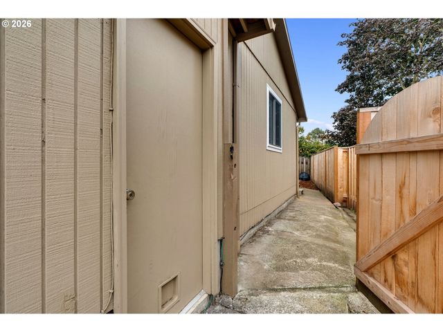 2203 Sw LARSSON Ave, Troutdale, OR 97060