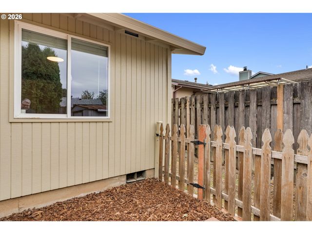 2203 Sw LARSSON Ave, Troutdale, OR 97060
