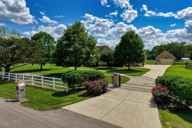 105 Brazos Hill Lane, Sealy, TX 77474