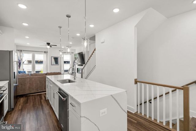 863 KING FARM BLVD, Rockville, MD 20850