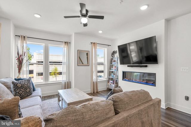 863 KING FARM BLVD, Rockville, MD 20850