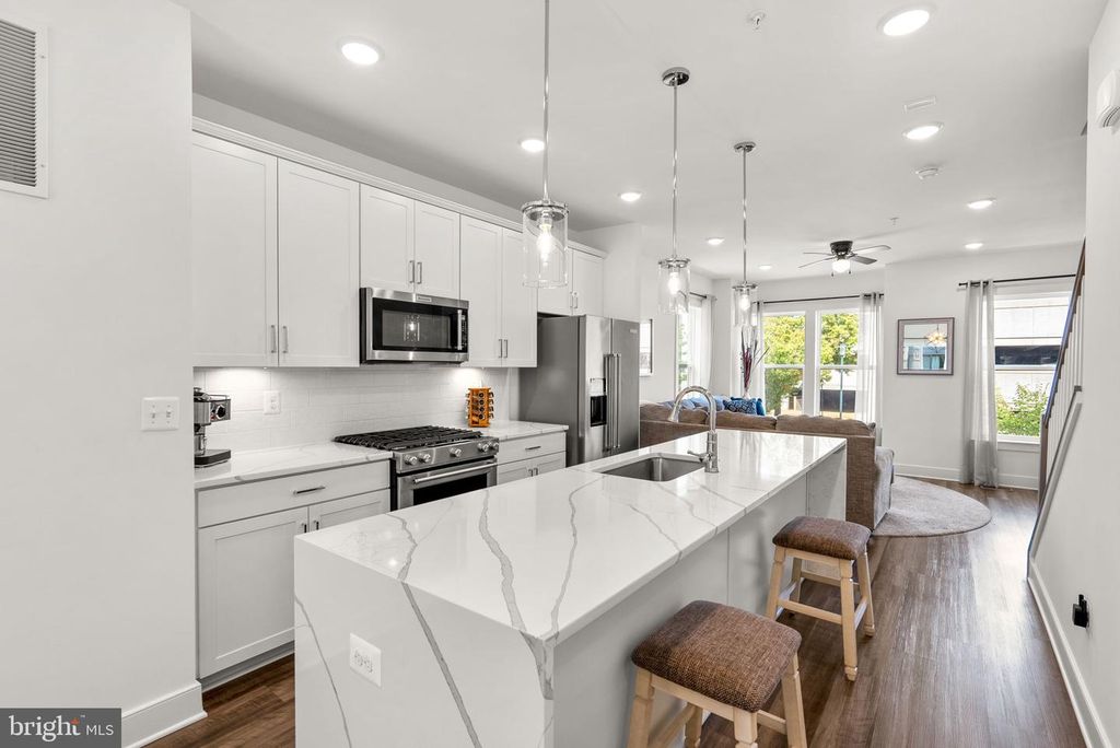 863 KING FARM BLVD, Rockville, MD 20850