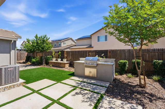 2278 N Mcarthur Avenue, Fresno, CA 93727