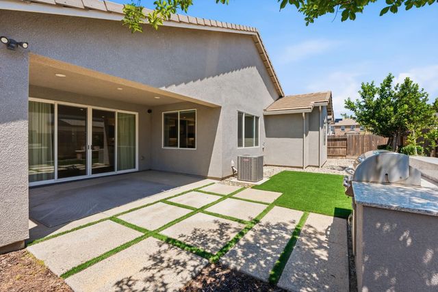 2278 N Mcarthur Avenue, Fresno, CA 93727