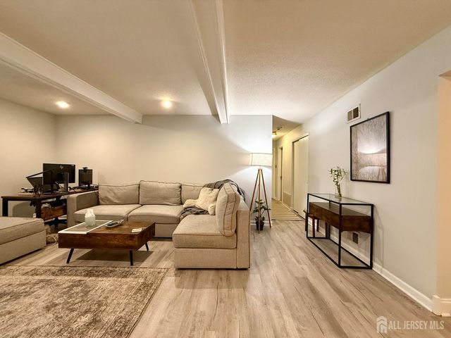 31 Wynwood Drive, South Brunswick, NJ 08852