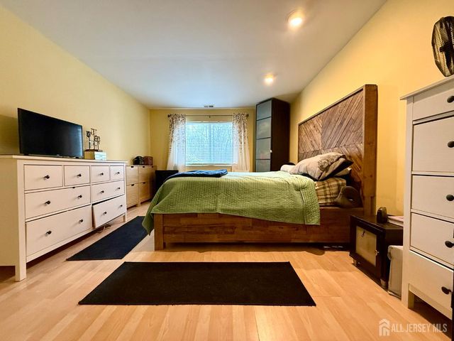 31 Wynwood Drive, South Brunswick, NJ 08852