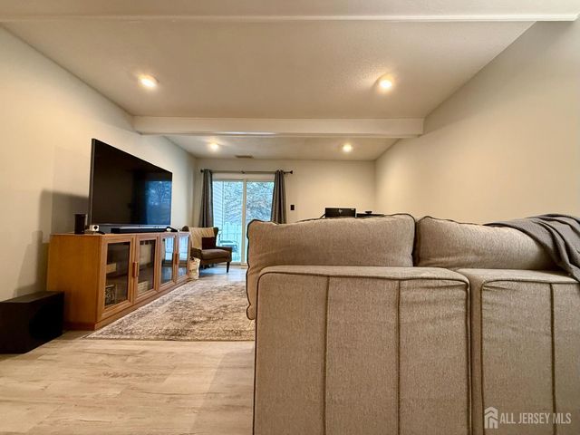 31 Wynwood Drive, South Brunswick, NJ 08852