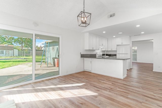 6905 Woodside Dr, Sacramento, CA 95842