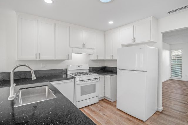 6905 Woodside Dr, Sacramento, CA 95842