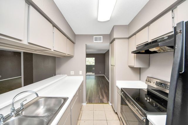 3105 Walnut Bend Ln 32, Houston, TX 77042