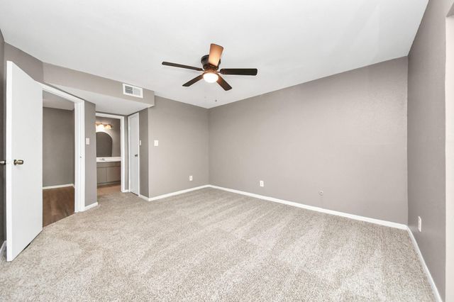 3105 Walnut Bend Ln 32, Houston, TX 77042
