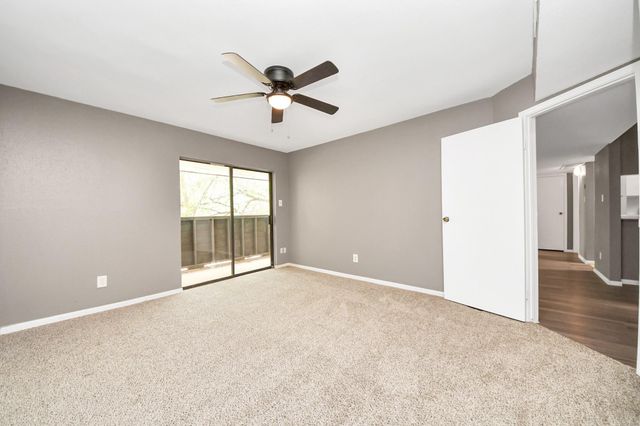3105 Walnut Bend Ln 32, Houston, TX 77042