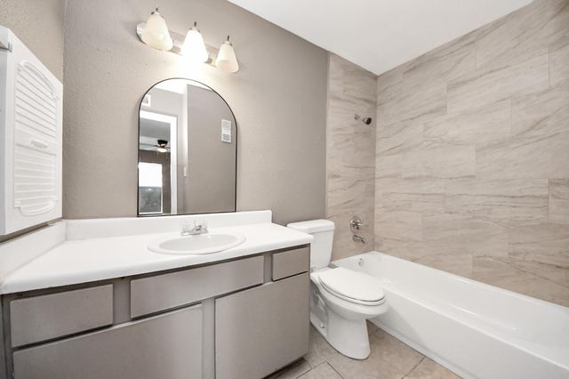 3105 Walnut Bend Ln 32, Houston, TX 77042