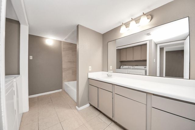 3105 Walnut Bend Ln 32, Houston, TX 77042