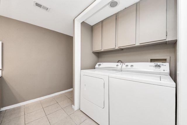 3105 Walnut Bend Ln 32, Houston, TX 77042