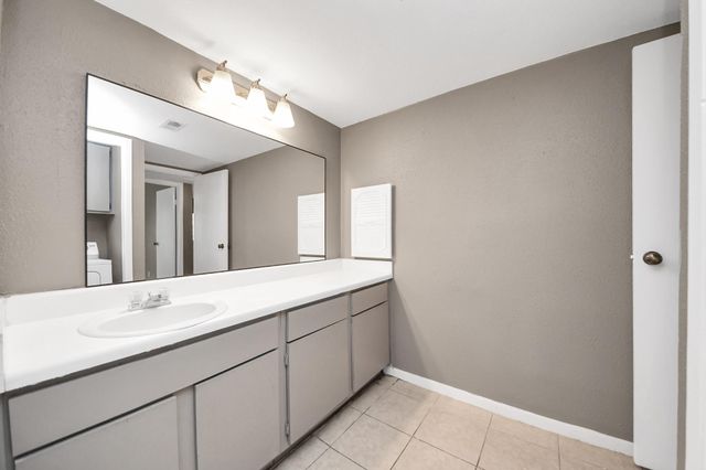 3105 Walnut Bend Ln 32, Houston, TX 77042