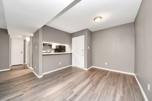 3105 Walnut Bend Ln 32, Houston, TX 77042