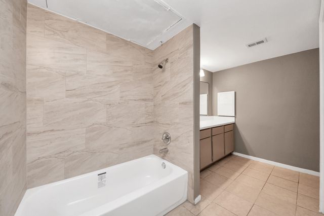 3105 Walnut Bend Ln 32, Houston, TX 77042
