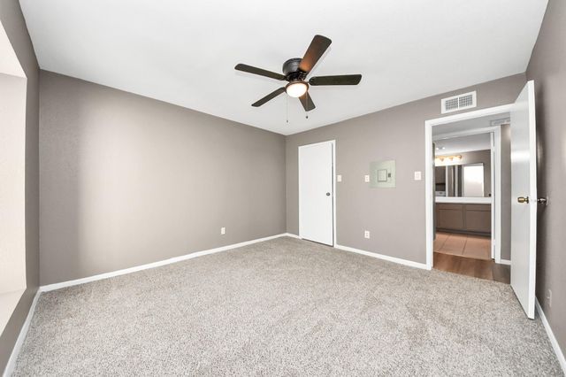 3105 Walnut Bend Ln 32, Houston, TX 77042