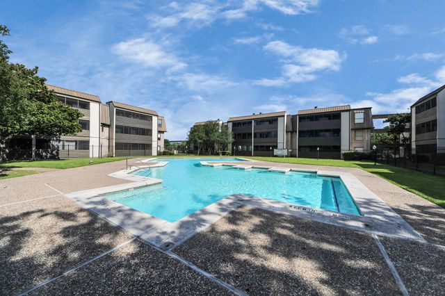 3105 Walnut Bend Ln 32, Houston, TX 77042