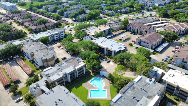 3105 Walnut Bend Ln 32, Houston, TX 77042