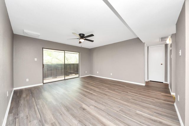 3105 Walnut Bend Ln 32, Houston, TX 77042