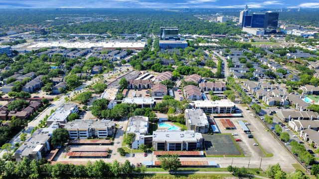 3105 Walnut Bend Ln 32, Houston, TX 77042