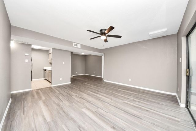 3105 Walnut Bend Ln 32, Houston, TX 77042
