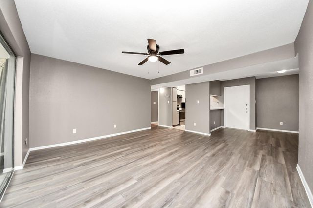 3105 Walnut Bend Ln 32, Houston, TX 77042