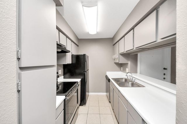 3105 Walnut Bend Ln 32, Houston, TX 77042